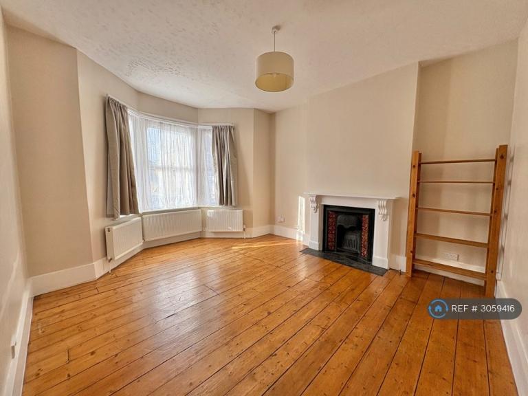 1 bedroom flat in Brownhill Road, London, SE6 (1 bed) (#3059416)
