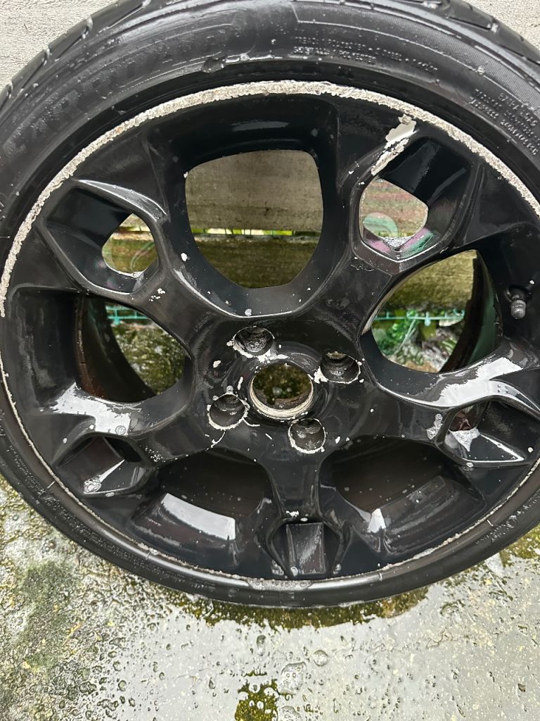 17in Alloy Tyre with a descent 205/45ZR17 88W XL 