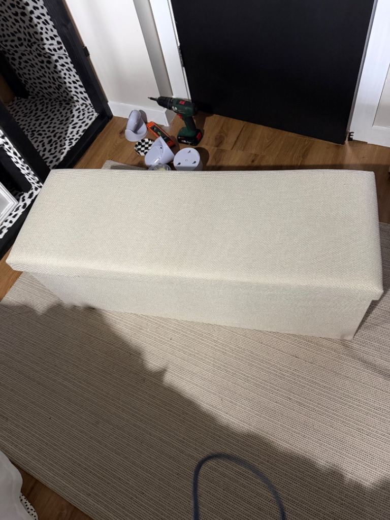 Storage box / footstool