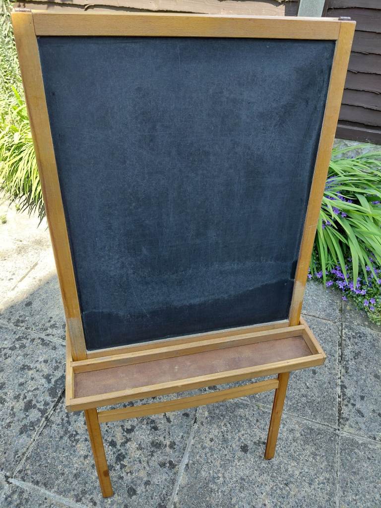 CHILDREN'S EASEL