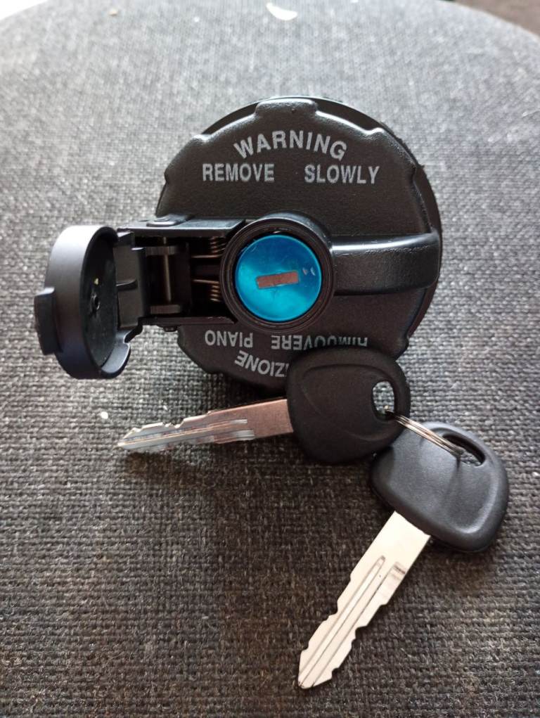New Locking Fuel Tank Cap Universal Replace with 2 Keys.