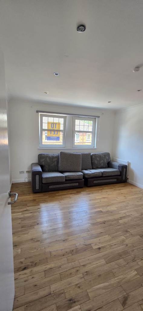 3 bedroom spacious unfurnished flat Shawlands