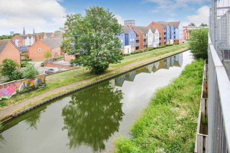 4 Bedroom house in central Coventry, canal views and balcony luxury living CV1