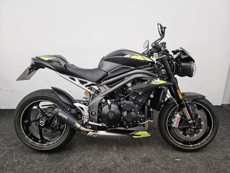TRIUMPH SPEED TRIPLE 1050 RS ** LOW MILEAGE - SCORPION EXHAUST - TAIL TIDY **