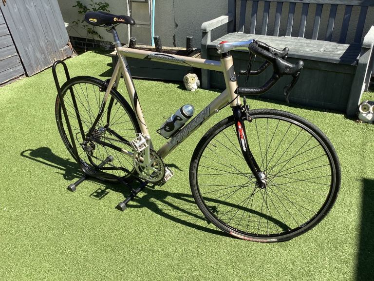 SARACEN ADULT ROAD BIKE WITH CAMPAGNOLO COMPONENTS IN VERY GOOD CONDITION 