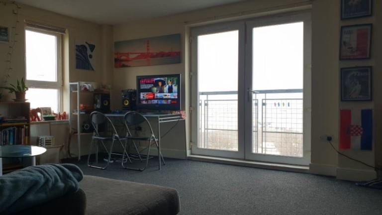 Single Room in a Modern flat with access to Lift,Balcony and Parking