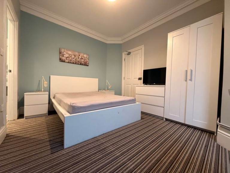 Available Now Double En-Suite Room