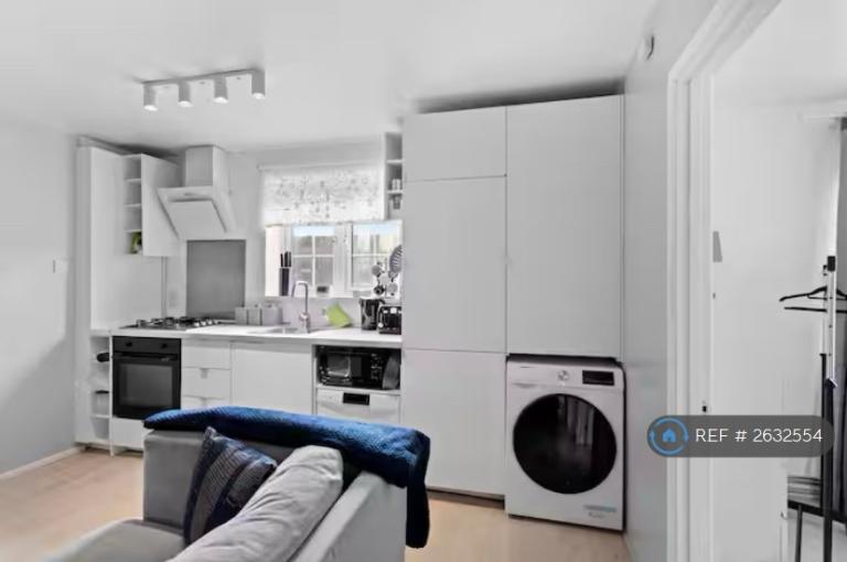 2 bedroom flat in Selby Close, London, E6 (2 bed) (#2632554)