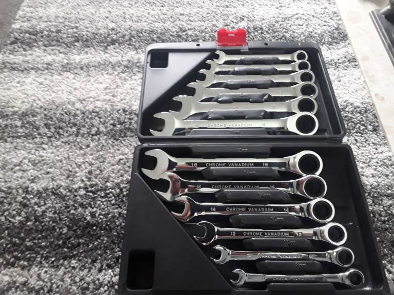 12 piece ratchet spanner set sizes 8m to 19m in case  new