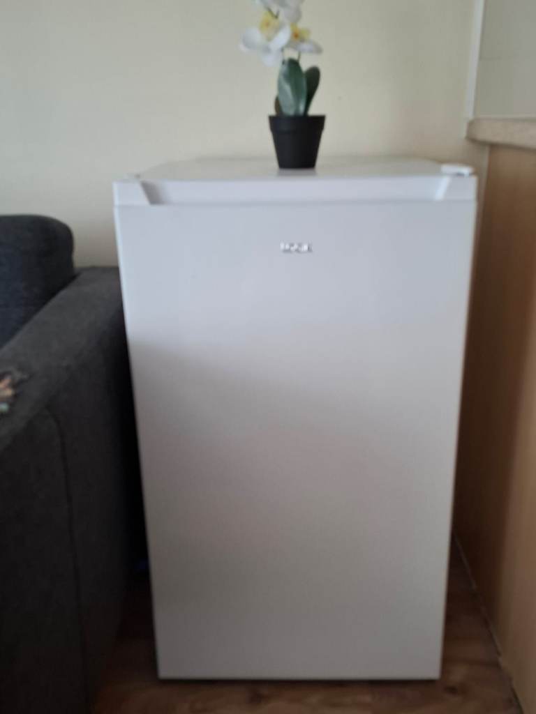 LOGIK - LUF48W23 Undercounter Freezer - White. (3 months old)