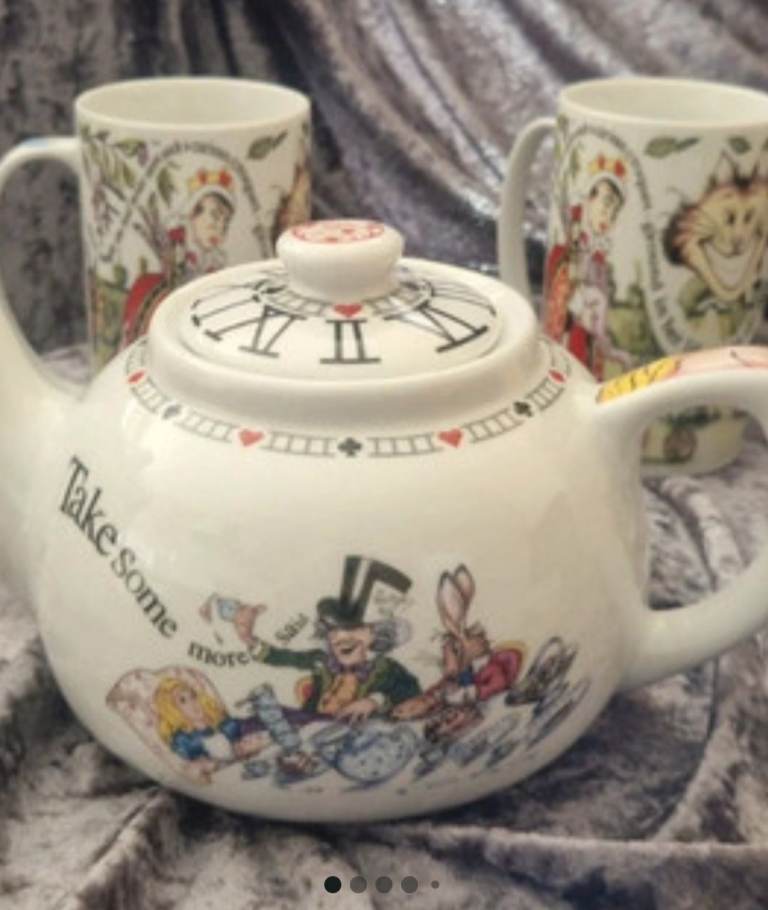 Alice in Wonderland teapot and cups