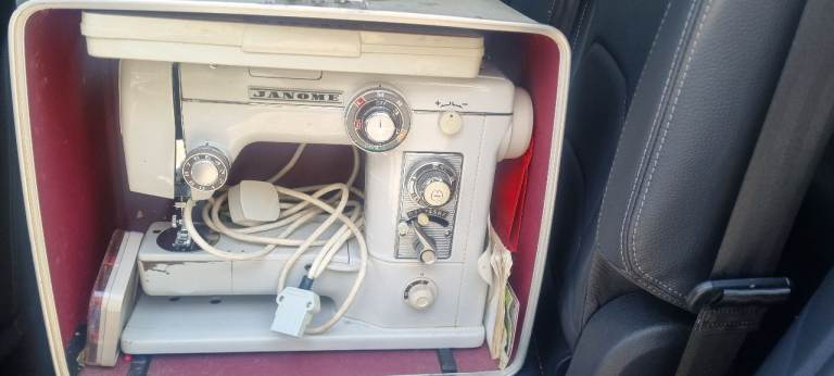 Janone 605 Sewing Machine 