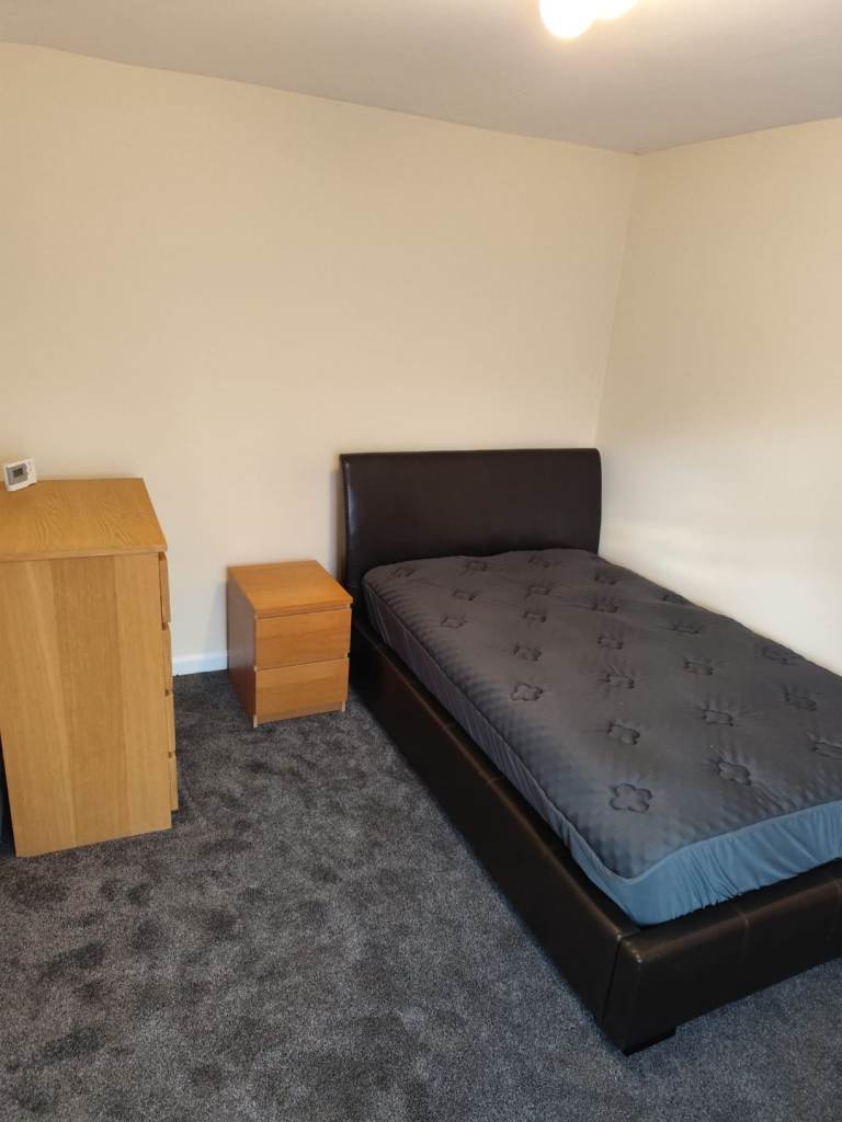 Good size double room for rent 