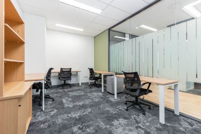 Plymouth - PL5 3LZ \ Ready-to-Use Office Space with 5 Desks