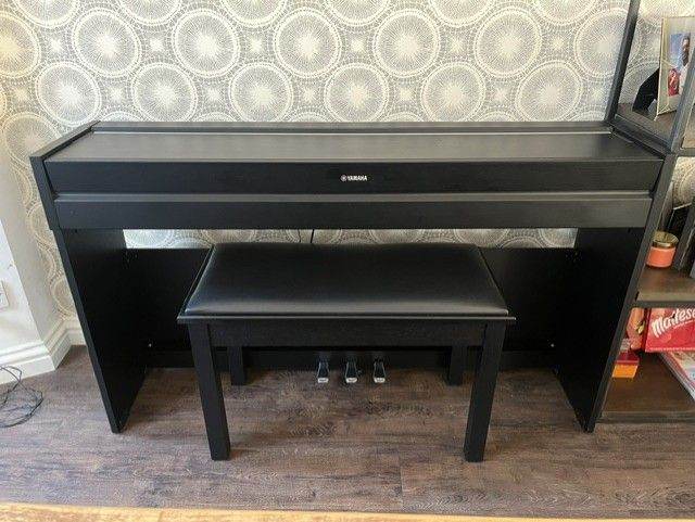 Yamaha Arius YDP-S52 Digital Piano with Bench – Black, Excellent Condition
