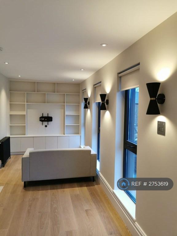 1 bedroom flat in Wandsworth Road, London, SW8 (1 bed) (#2753619)