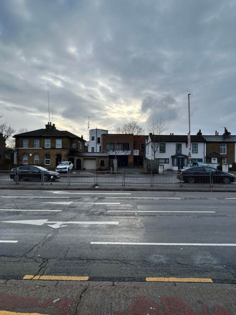 A GARAGE NEAR HEATHROW (M4) SLIDE UP DOOR AND OUTSIDE SPACE FOR 2 CARS AND REAR YARD ON MAIN A4020  