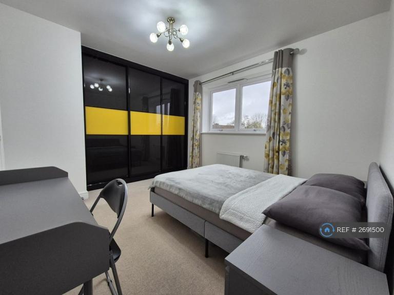 4 bedroom house in Hounslow, Hounslow, TW5 (4 bed) (#2691500)