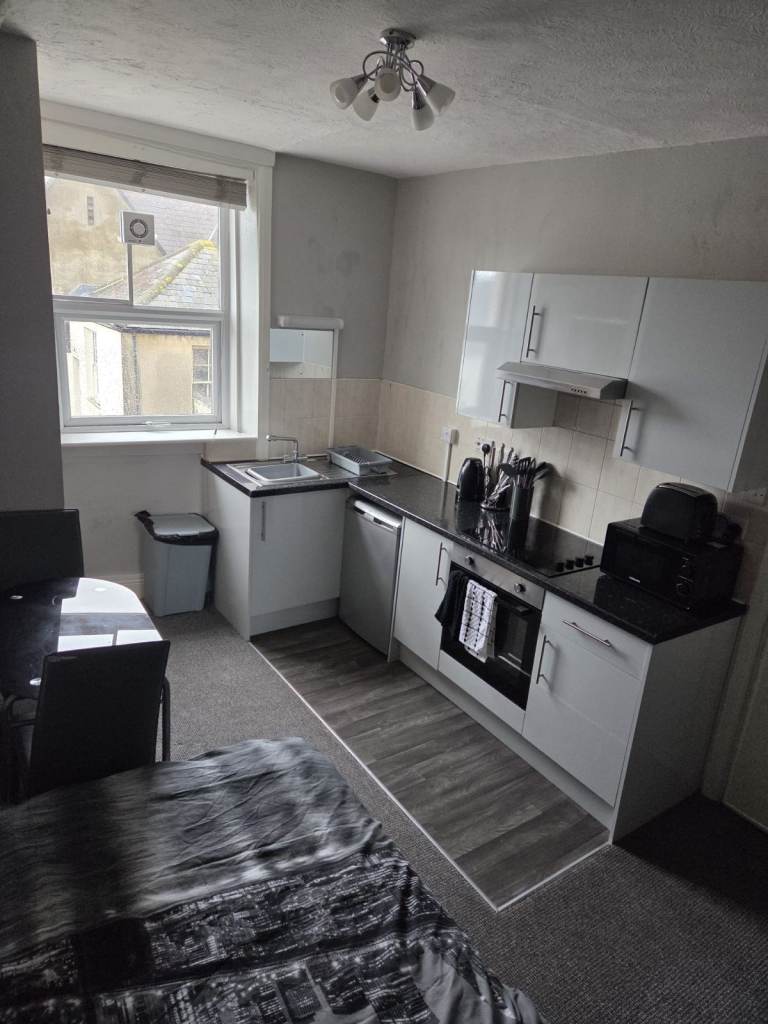 Single Bedsit near the centre of Brighton and close to the sea.