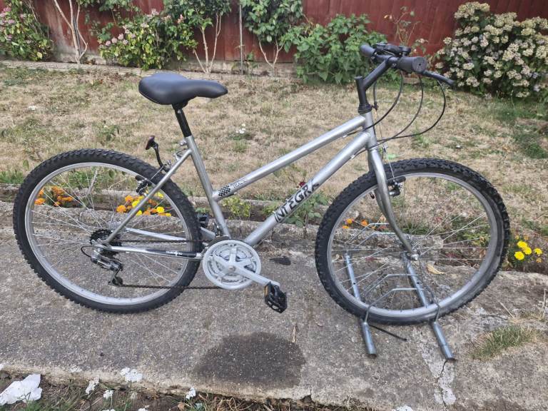  GIRLS LADIES WOMES ADULTS INTEGER TRACKS 26 INCH WHEELS 18 INCH FRAME 18 SPEED BIKE BICYCLE