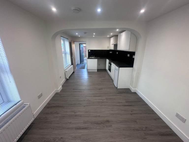 Large studio flat - Shirley - BILLS INC - Available NOW - Private Parking