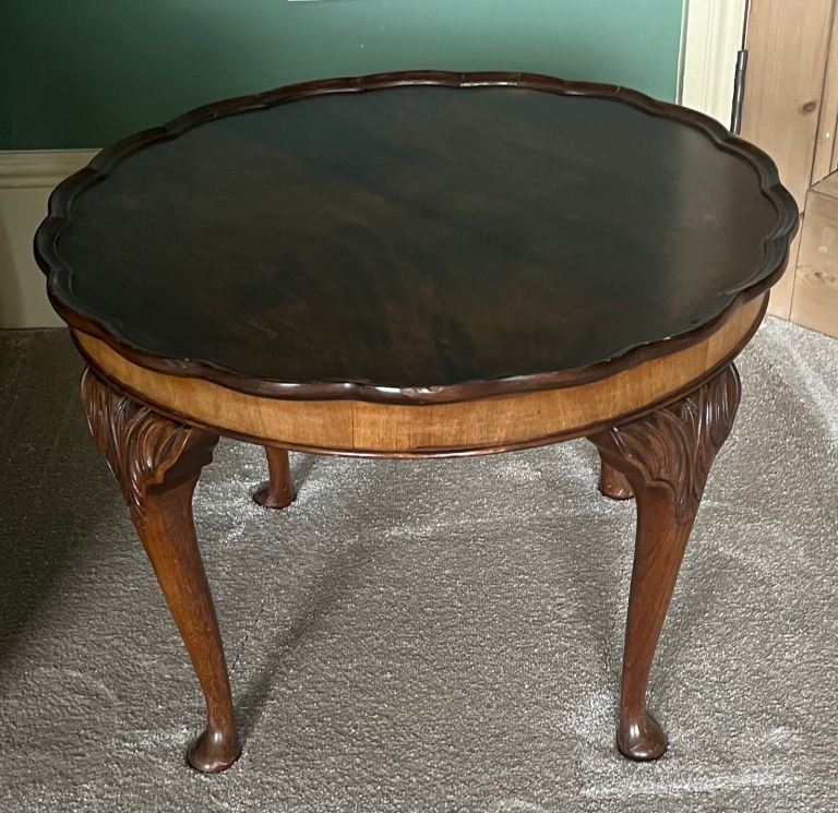 Superb Carved Walnut  CIRCULAR OCCASIONAL COFFEE TABLE * Pie-crust