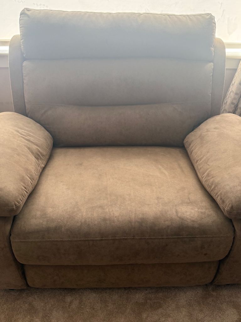 Recliner sofa and 2x arm chairs 