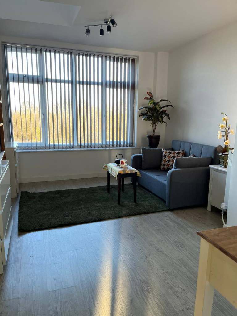 Large double room in family home