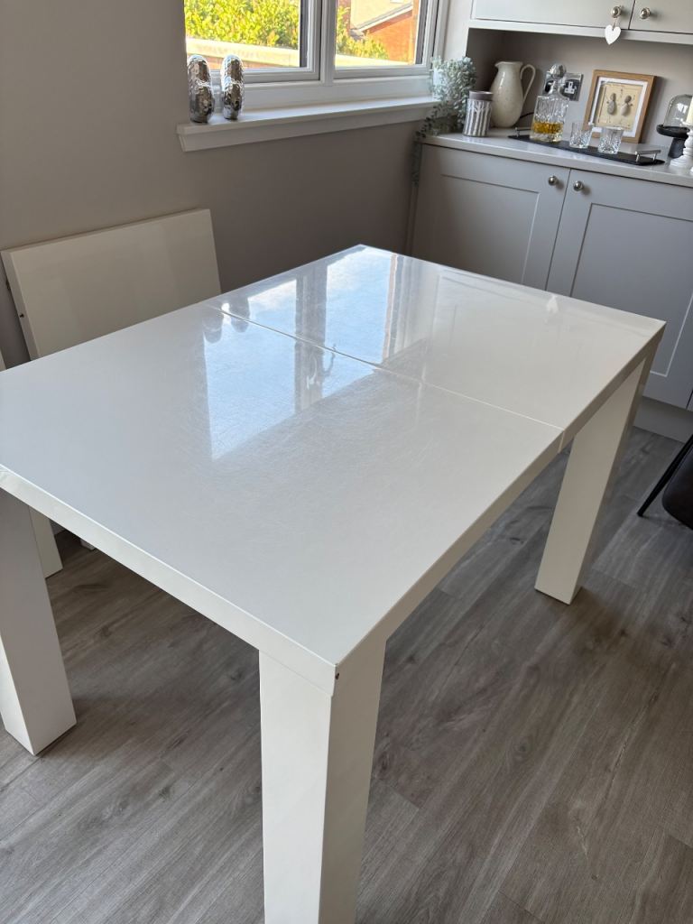 White Extendable Dining Table – Good Condition