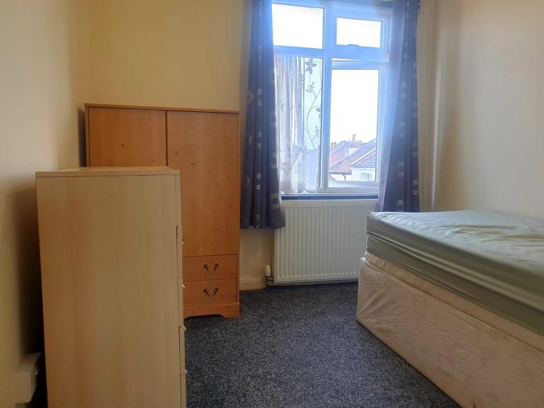 Big size double room and single room to rent in Lodge Causeway Fishponds