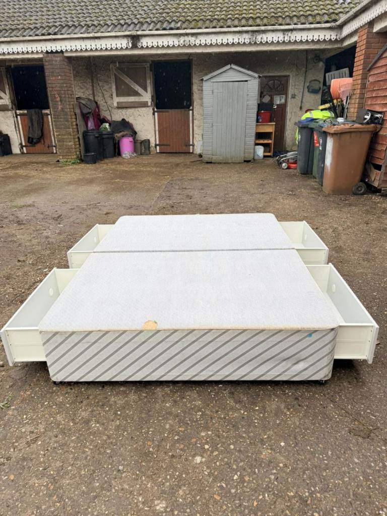 King size bed with mattress 120£