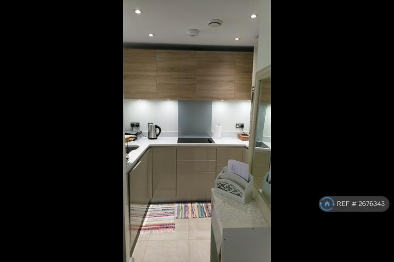 2 bedroom flat in Rosenburg Road, London, W3 (2 bed) (#2676343)