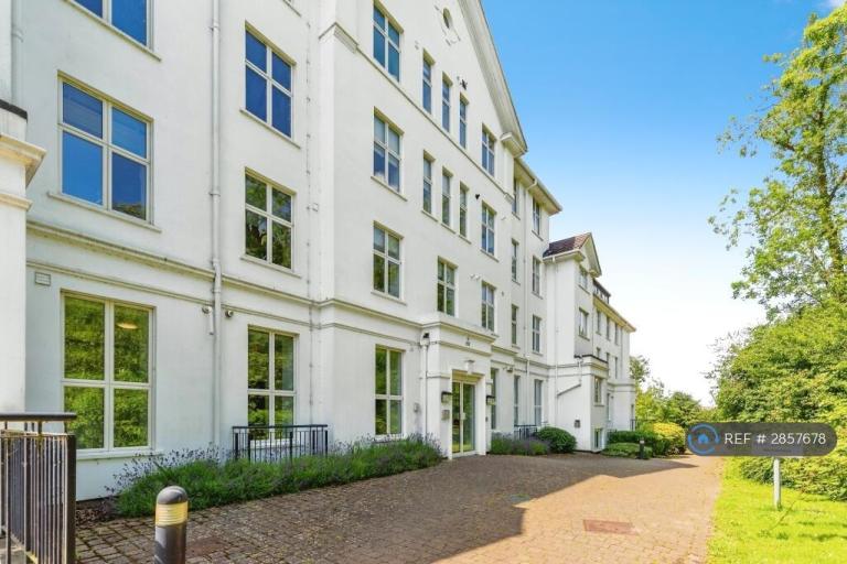 2 bedroom flat in The Whitehouse, Northampton, NN5 (2 bed) (#2857678)