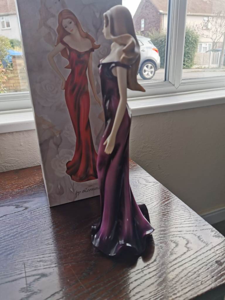 Leonardo Collection 'Sophistication' 2006 Figurine 46cm Tall Lady in Purple