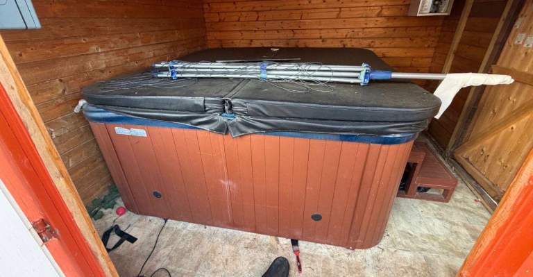 6-Seater hot tub 🛀 (Jacuzzi) in Excellent Condition, Hardly been used in £1590 |  