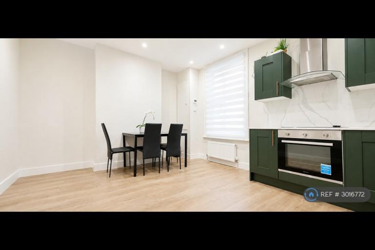 2 bedroom flat in Dermody Gardens, London, SE13 (2 bed) (#3016772)