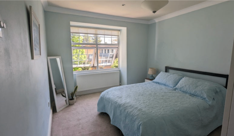 Spacious & Sunny Large Double Room in Pinner