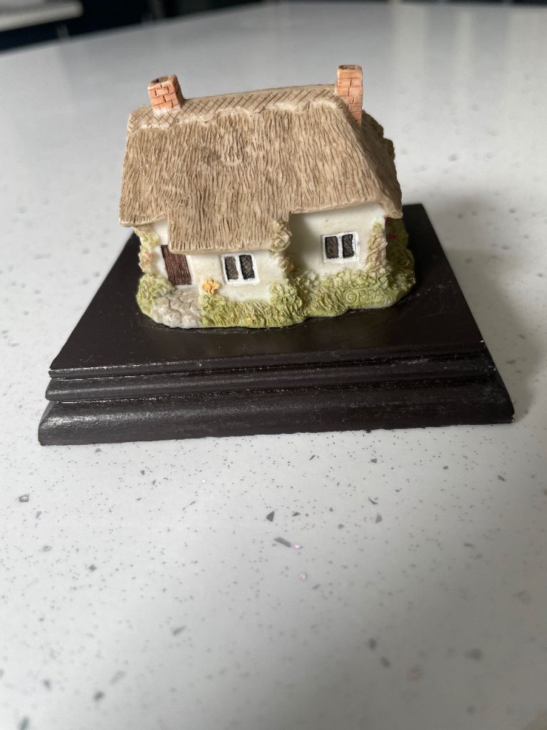 Charming Thatched Cottage Miniature Figurine – As Good As New