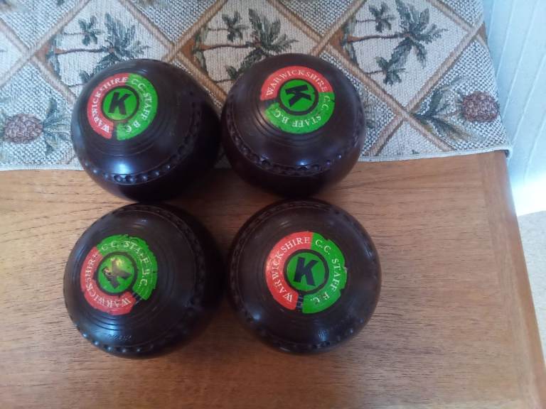 SET OF GREAT 4 HENESELITE LAWN GREEN BOWLS