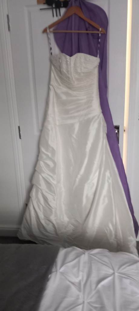 Beautiful Amalfi Wedding Dress – Cream, Immaculate Condition 