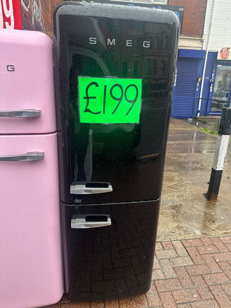 BLACK SMG FRIDGE FREEZER FAB32
