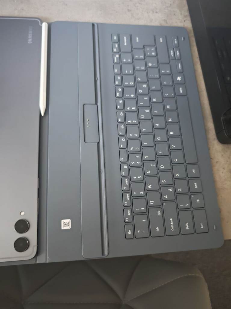 Samsung galaxy ultra s11 tablet with pen and keyboard case