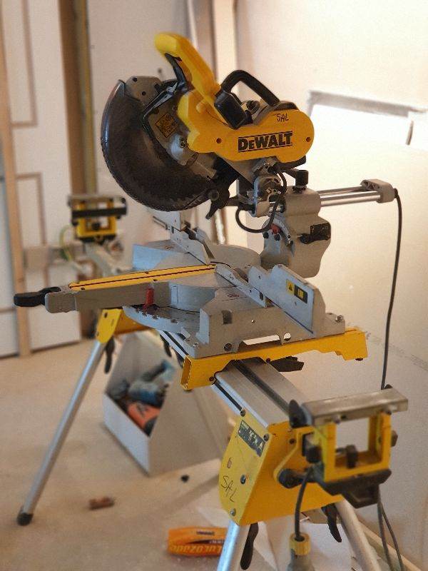 DeWalt DW717XPS -LX Mitre Saw with Stand – Good Condition