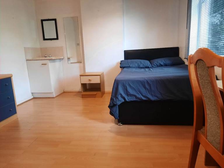 3 minutes walk to city centre and the University 