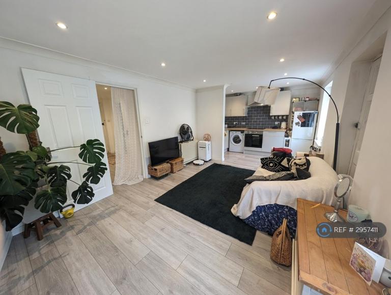 1 bedroom flat in Victoria Road, Cambridge, CB4 (1 bed) (#2957411)
