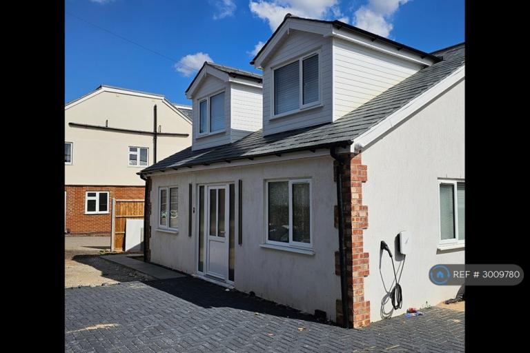 5 bedroom house in Hempstead Road, Kings Langley, WD4 (5 bed) (#3009780)