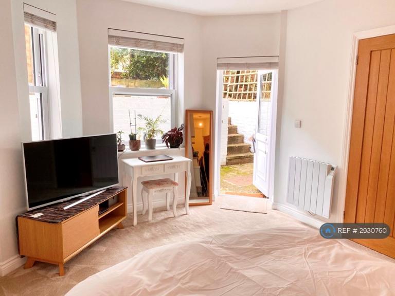 Studio flat in Oakwood House, Bournemouth, BH2 (#2930760)