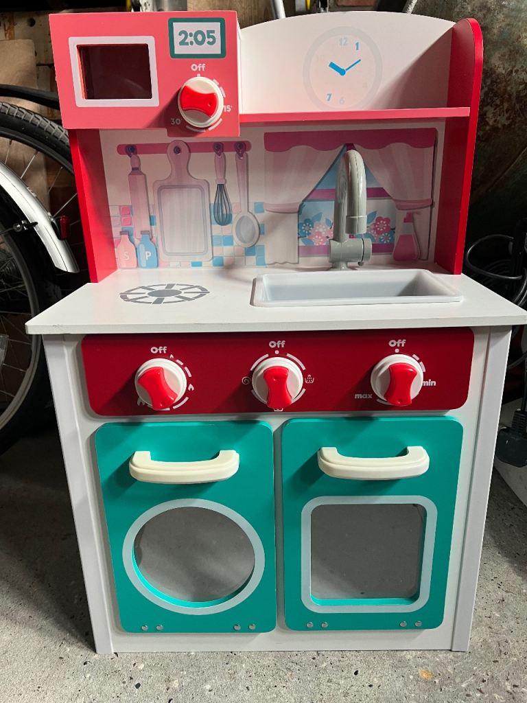 Small toddler play kitchen 