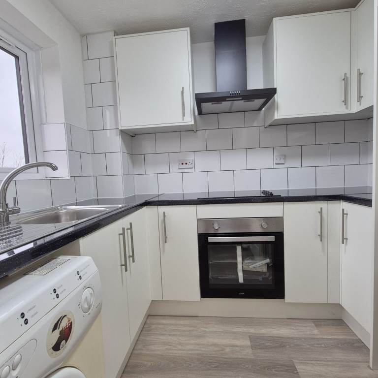 1 bedroom 1st floor apartment completely refurbished throughout to a very high standard in N21