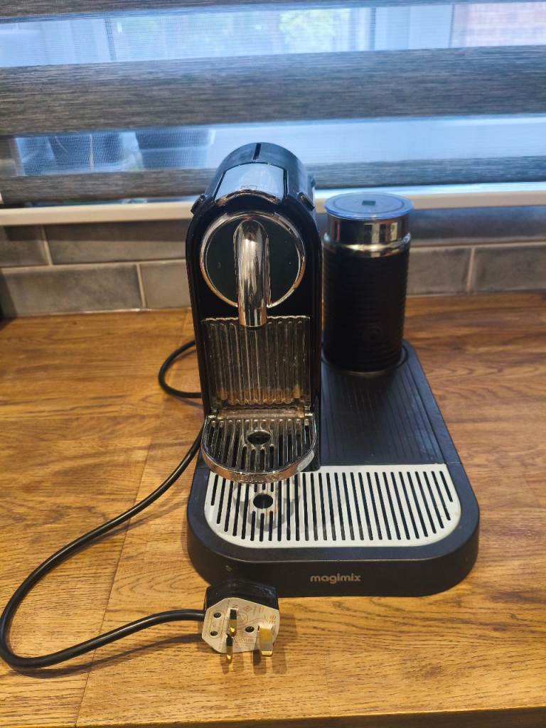 Nespresso Magimix M190 Citiz Black Coffee Pod Machine & Aeroccino Milk Frother